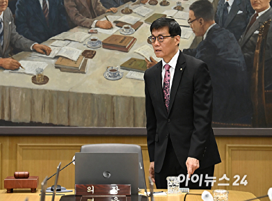금통위 참석하는 이창용 한국은행 총재