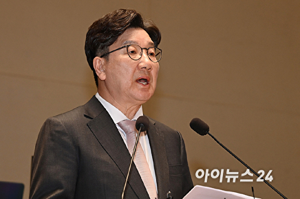 의총에서 발언하는 권성동 원내대표