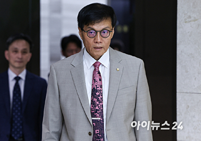 [아이포토] 이창용 한국은행 총재, 하반기 첫 금융통화위원회 본회의 주재