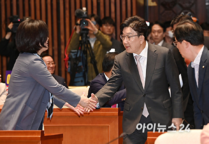 의원총회 참석하는 권성동 원내대표