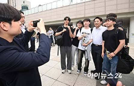 가천대 학생들과 기념촬영하는 이준석