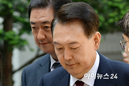 말 없이 포토라인 지나치는 윤석열