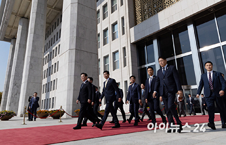 시정연설 마치고 국회 나서는 이재명 대통령