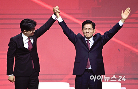 김문수, 한동훈 꺾고 국민의힘 대통령 후보 확정