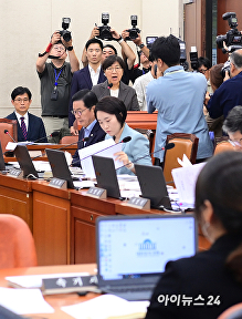 모두발언 하는 정은경 복지부 장관 후보자 '관심 집중'