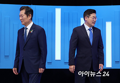 기념촬영 마치고 자리로 돌아가는 정청래-박찬대