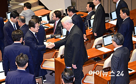 국민의힘 의원들과 인사하는 이재명 대통령