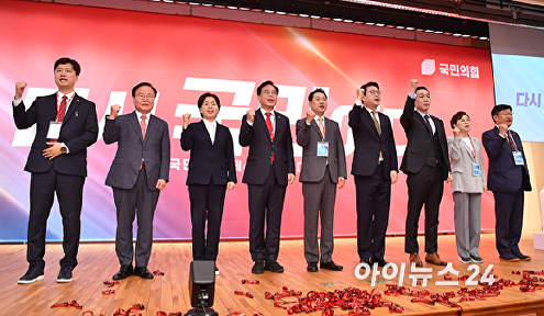 기념촬영하는 국민의힘 신임 지도부