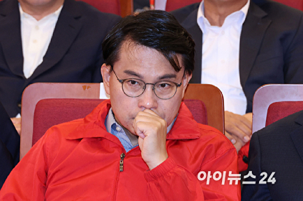 심각한 윤상현 국민의힘 공동선대위원장