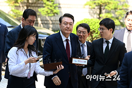 '내란 혐의' 윤석열, 포토라인 안 멈추고 말없이 통과
