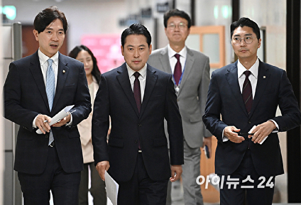기자간담회 참석하는 장동혁 대표