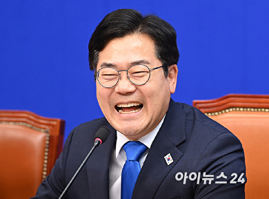 활짝 웃는 박찬대 당대표 직무대행