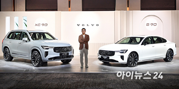 신형 XC90과 S90 공개하는 이윤모 볼보자동차코리아 대표이사