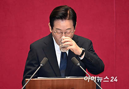 물 마시는 이재명 대통령