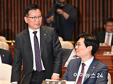 의원총회 참석한 이양수 사무총장