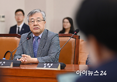 질의에 답변하는 서보학 교수