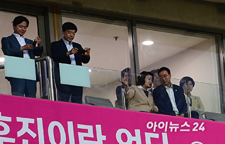 쿠웨이트전 관전하는 더불어민주당 의원들