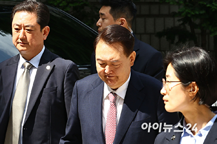 대선 결과 질문에 침묵하는 윤석열 전 대통령