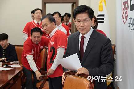 긴급 기자회견 참석하는 김문수