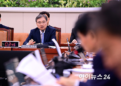의원 질의에 답변하는 조현 외교부 장관 후보자