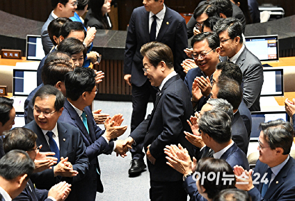시정연설 위해 입장하는 이재명 대통령