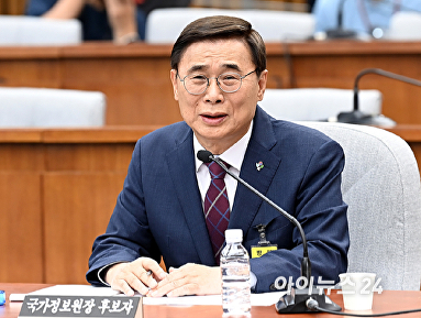 질의에 답변하는 이종석 국정원장 후보자