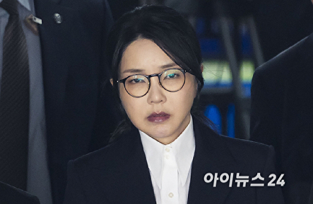 굳은 표정의 김건희