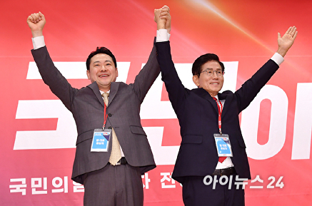 전당대회 결선 기념촬영하는 장동혁-김문수 당 대표 후보