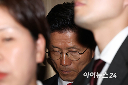 고개 숙인 김문수