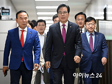 비상대책회의 참석하는 송언석 비대위원장 겸 원내대표