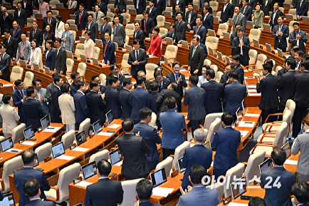 의원들과 인사 나누는 이재명 대통령