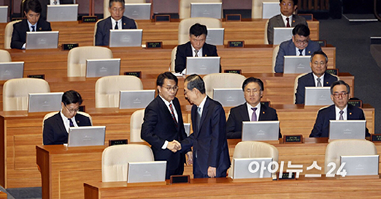 악수하는 한덕수-윤상현