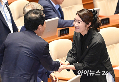 의원들과 인사 나누는 강선우 의원