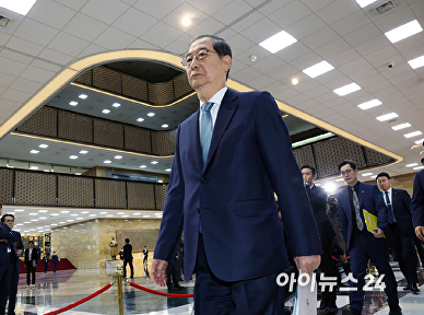 시정연설위해 본회의장 향하는 한덕수 권한대행
