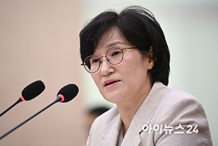 질의에 답변하는 원민경 여성가족부 장관 후보자