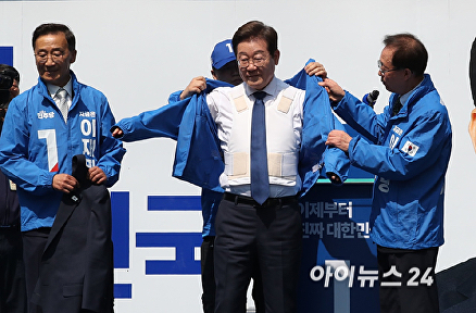 방탄복 위 선거 운동복 입는 이재명