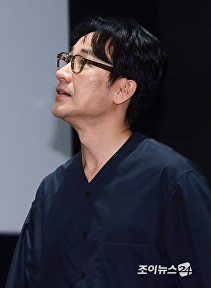 '9년 자숙 끝' 엄태웅, 영화관 둘러보며 만감교차 표정