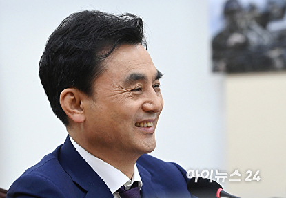 미소짓는 안규백 장관 후보자