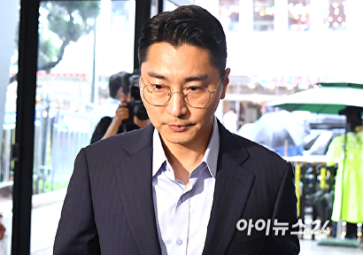 압수수색 중인 당사로 들어가는 박준태 의원
