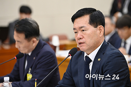 답변하는 석종건 방위사업청장