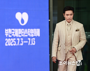 'BIFAN 주인공' 이병헌, 느와르 같은 레드카펫 등장