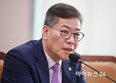 질의에 답변하는 김용빈 중앙선관위 사무총장