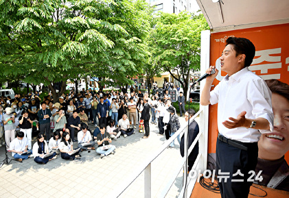 경의선 숲길에서 지지 호소하는 이준석