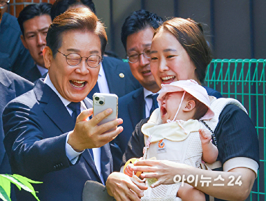 사전 투표 마친 이재명