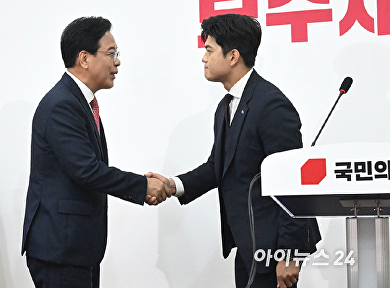 송언석 원내대표와 악수하는 김용태 비대위원장