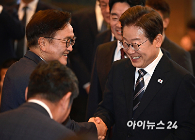이재명 대통령, 우원식 국회의장과 인사