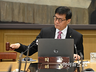 이창용 총재, 금통위 주재