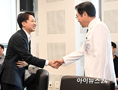 악수하는 이준석 대선 후보-한호성 성남시의료원장