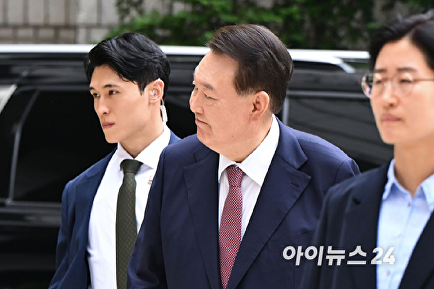 지지자들 향해 미소 짓는 윤석열 전 대통령