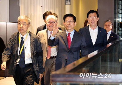 조찬기도회 참석하는 김문수